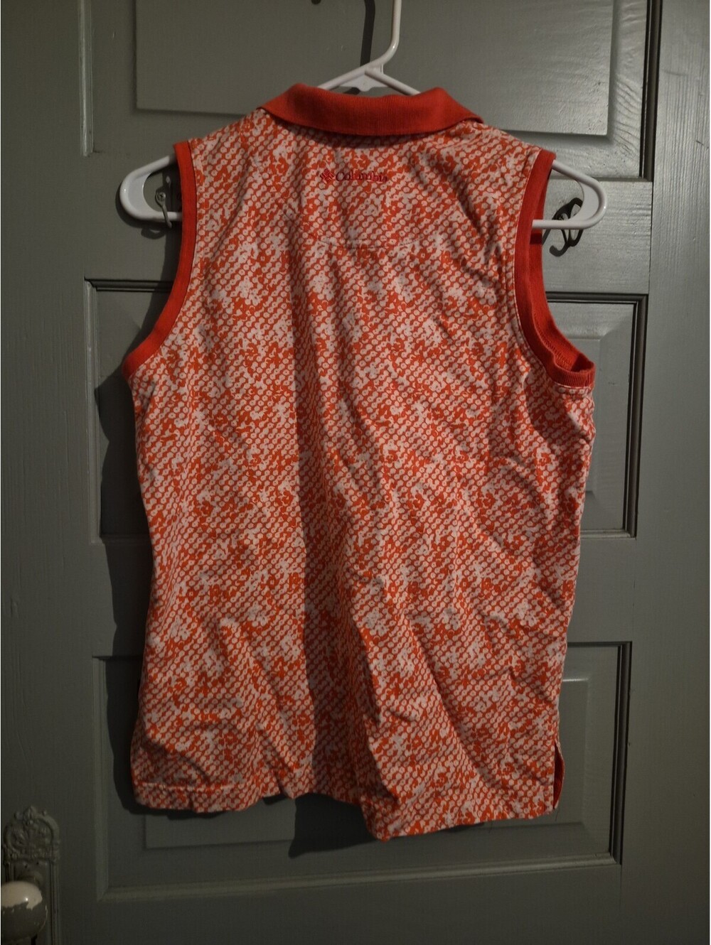 Columbia sleeveless polo features a ribbed collar orange buttons. Size M - Picture 3 of 4